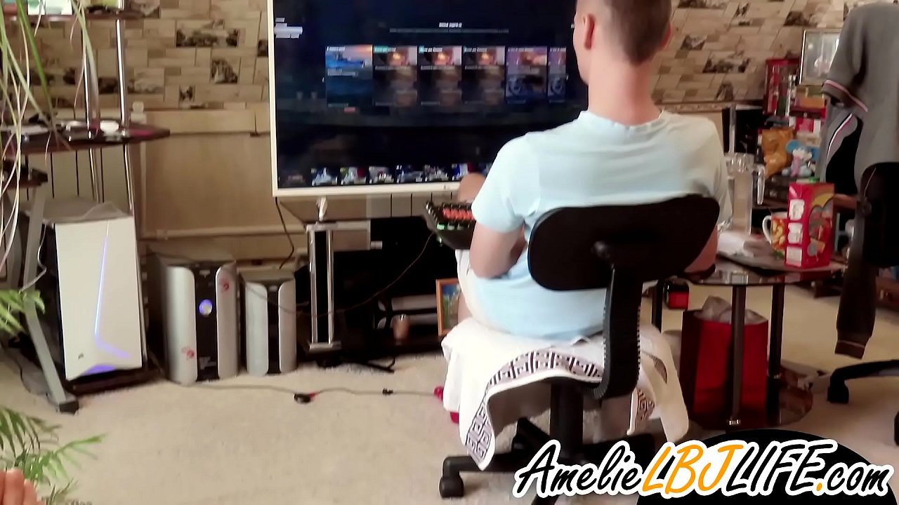 පෙම්වතාට පරිගණක ක්රීඩා කිරීමට ලිංගික සෙල්ලම් බඩුවක් සමඟ ගැහැණු ළමයෙක් ස්වයං වින්දනයේ යෙදෙයි