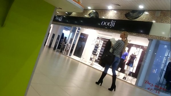 සුපිරි වෙළඳසැලේ සිසිල් කුකුළු පැටියා.