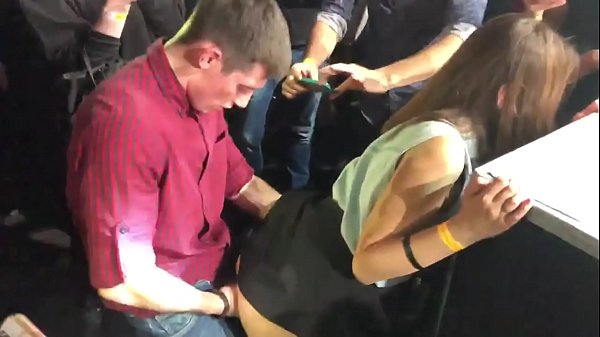 රුසියානු රාත්රී සමාජ ශාලාවක සැබෑ ලිංගිකත්වය. 18 හැවිරිදි රුසියානු තරුණියක් ගුද මාර්ගයේ සහ යෝනි මාර්ගයේ රාත්රී සමාජ ශාලාවක කෙලවා ඇත